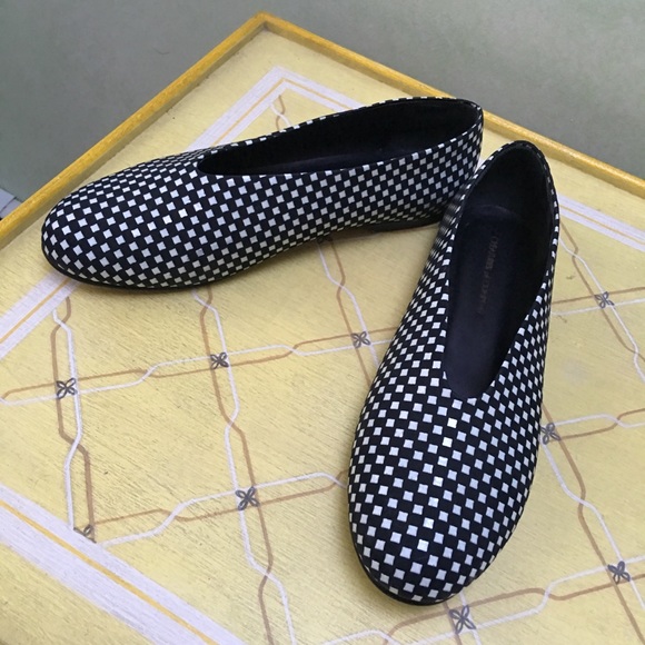 GORGEOUS CREATURES OF COMFORT LEATHER FLATS - Picture 2 of 5